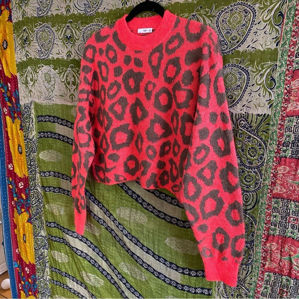 TNA x Aritzia Dayglow Pink/ Soot Animal Print Utica Cropped Sweater Size Small - Picture 7 of 16